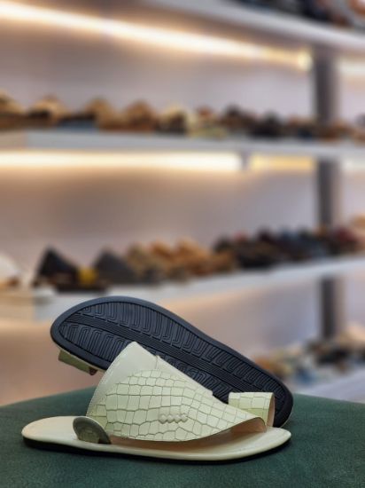 صورة شرقي نقش تمساح جلد طبيعي ارضيه مرنه ومنخفضه